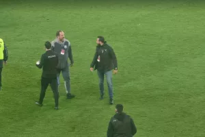 Ένταση μετά το τελικό σφύριγμα (φώτος)