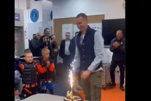 (Βίντεο) Νίκη, τούρτα και... "σας ευχαριστώ για το καλύτερο δώρο σήμερα"