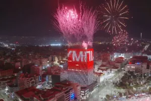 (Βίντεο) Το εντυπωσιακό show πυροτεχνημάτων στον Πειραιά
