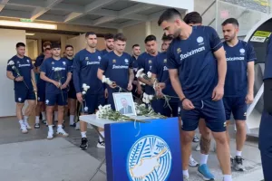 (Βίντεο) Λουλούδια στη μνήμη του Αυξέντη από τους διεθνείς μας