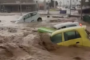(Βίντεο) Πάρος: Ορμητικοί χείμαρροι οι δρόμοι, 112 για απαγόρευση μετακίνησης με οχήματα