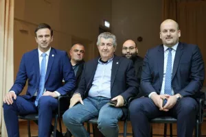 (Φώτος) Η απονομή τροπαίου στην Ολυμπιάδα