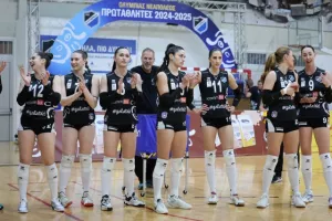 (Φώτος) Η απονομή τροπαίου στην Ολυμπιάδα