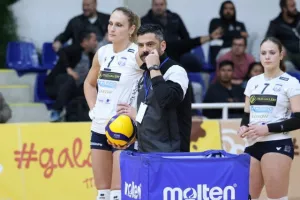 (Φώτος) Η απονομή τροπαίου στην Ολυμπιάδα
