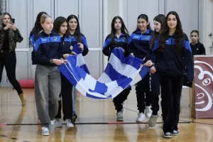 (Φώτος) Η απονομή τροπαίου στην Ολυμπιάδα