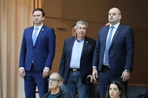 (Φώτος) Η απονομή τροπαίου στην Ολυμπιάδα