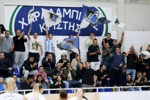 (Φώτος) Η απονομή τροπαίου στην Ολυμπιάδα