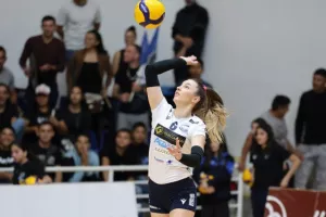(Φώτος) Η απονομή τροπαίου στην Ολυμπιάδα