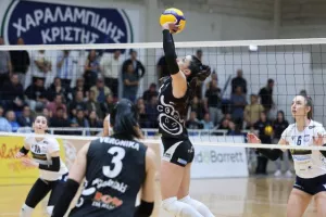 (Φώτος) Η απονομή τροπαίου στην Ολυμπιάδα