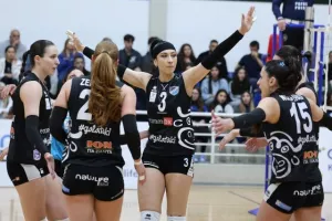 (Φώτος) Η απονομή τροπαίου στην Ολυμπιάδα