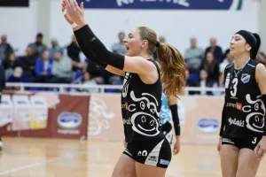 (Φώτος) Η απονομή τροπαίου στην Ολυμπιάδα