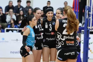 (Φώτος) Η απονομή τροπαίου στην Ολυμπιάδα
