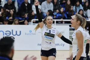 (Φώτος) Η απονομή τροπαίου στην Ολυμπιάδα