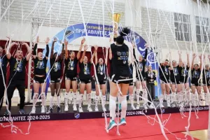 (Φώτος) Η απονομή τροπαίου στην Ολυμπιάδα