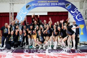 (Φώτος) Η απονομή τροπαίου στην Ολυμπιάδα