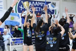 (Φώτος) Η απονομή τροπαίου στην Ολυμπιάδα