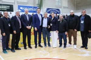 (Φώτος) Η απονομή τροπαίου στην Ολυμπιάδα
