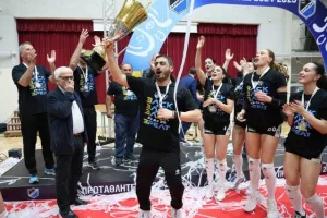 (Φώτος) Η απονομή τροπαίου στην Ολυμπιάδα
