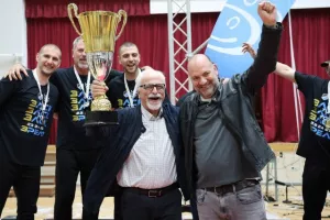 (Φώτος) Η απονομή τροπαίου στην Ολυμπιάδα