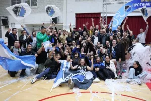 (Φώτος) Η απονομή τροπαίου στην Ολυμπιάδα