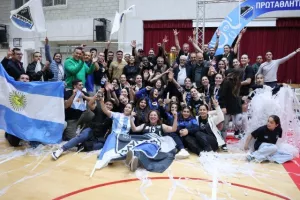 (Φώτος) Η απονομή τροπαίου στην Ολυμπιάδα