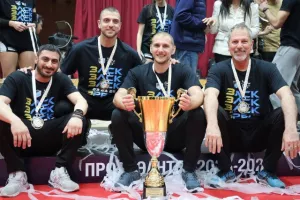 (Φώτος) Η απονομή τροπαίου στην Ολυμπιάδα