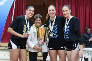(Φώτος) Η απονομή τροπαίου στην Ολυμπιάδα