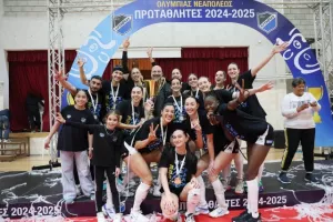 (Φώτος) Η απονομή τροπαίου στην Ολυμπιάδα