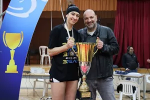 (Φώτος) Η απονομή τροπαίου στην Ολυμπιάδα