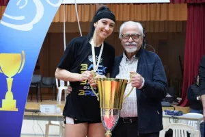 (Φώτος) Η απονομή τροπαίου στην Ολυμπιάδα