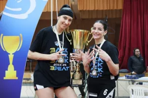 (Φώτος) Η απονομή τροπαίου στην Ολυμπιάδα