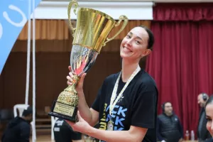 (Φώτος) Η απονομή τροπαίου στην Ολυμπιάδα