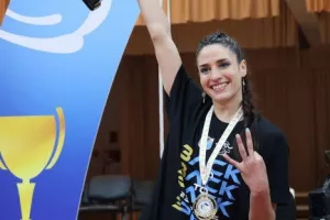 (Φώτος) Η απονομή τροπαίου στην Ολυμπιάδα