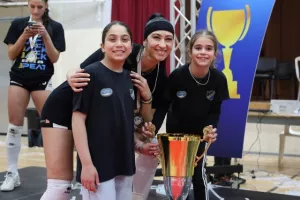 (Φώτος) Η απονομή τροπαίου στην Ολυμπιάδα