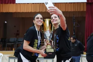 (Φώτος) Η απονομή τροπαίου στην Ολυμπιάδα