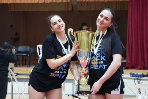 (Φώτος) Η απονομή τροπαίου στην Ολυμπιάδα