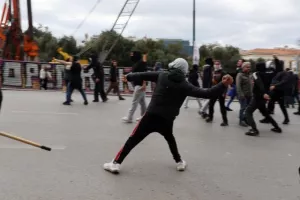 Τραυματίες σε σοβαρά επεισόδια ΠΑΟΚτσήδων-ΑΕΚτζήδων στην Εθνική οδό