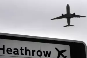 Παγκόσμιο ταξιδιωτικό χάος: Κλειστό το αεροδρόμιο Χίθροου λόγω φωτιάς σε υποσταθμό - Ακυρώσεις και εκτροπές πτήσεων