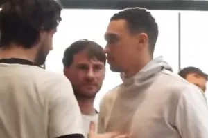 Οι οπαδοί της Λίβερπουλ βλέπουν δυσαρέσκεια για τον Άρνολντ στην ομάδα!