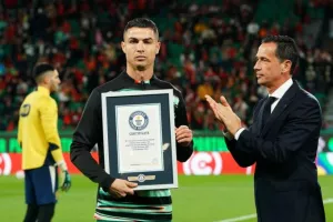 Ο Κριστιάνο πριν το Πορτογαλία-Δανία παρέλαβε το βραβείο για το ρεκόρ Γκίνες!