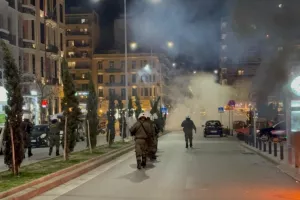 Επεισόδια και φωτιές στο Σύνταγμα (Φώτος)
