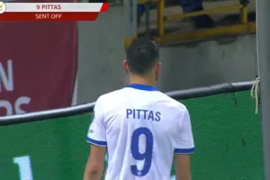 Αποβλήθηκε ο Πίττας / Πρώτη στην καριέρα του 
