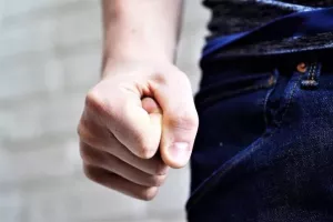 Θεσσαλονίκη: Ανήλικοι ξυλοκόπησαν πατέρα και γιο - Στο νοσοκομείο οι τραυματίες