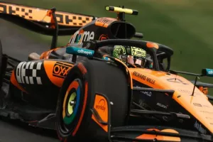 Κυριαρχία McLaren, τρίτος Φερστάπεν, «σοκ» Ferrari από Τσουνόντα-Άλμπον