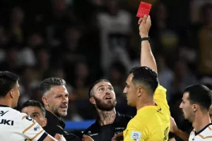 Ο ποδοσφαιριστής με τις περισσότερες αποβολές και κίτρινες κάρτες στον 21ο αιώνα