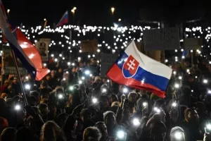 Σλοβακία: Χιλιάδες άνθρωποι διαδήλωσαν χθες κατά του πρωθυπουργού Ρόμπερτ Φίτσο
