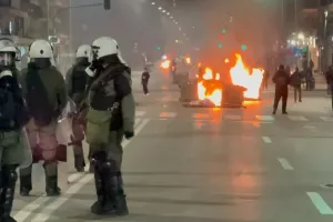 Επεισόδια και φωτιές στο Σύνταγμα (Φώτος)