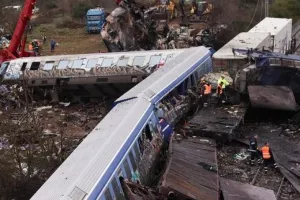 Τέμπη: Στα συντρίμμια ερευνητές της πυροσβεστικής/Κατάθεση αξιωματικού της ΕΛΑΣ διαφοροποιεί τα δεδομένα για τον Τριαντόπουλο