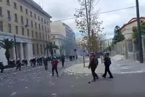 Ελεύθεροι οι 7 από τους 14 που συνελήφθησαν στα επεισόδια στη συγκέντρωση για τα Τέμπη