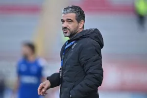 Δεν επαναπαύεται...